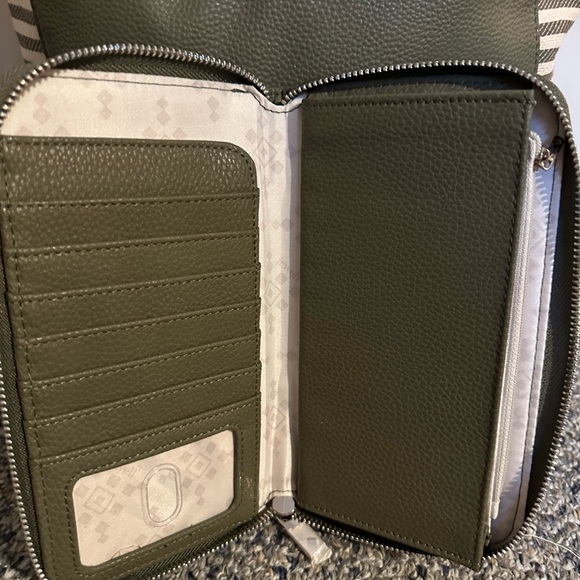 NWOT: SET:Green tote w/matching wallet - Picture 6 of 7